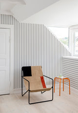 Papier peint à rayures verticales gris clair dans un intérieur minimaliste