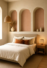 Papier peint à rayures verticales terracotta et beige dans une chambre au style méditerranéen